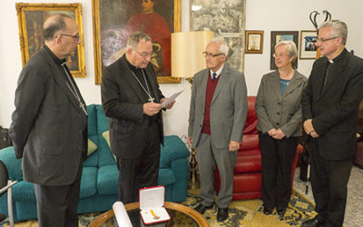 Los obispos de Cataluña entregan a Mn. Aureli Ortín, diácono, la Cruz Pro Ecclesia et Pontifice