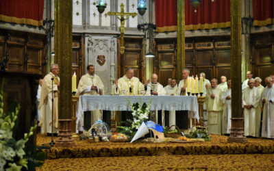 Una multitud de fidels omplen la catedral de Solsona amb motiu de la celebració del 425è aniversari de la diòcesi