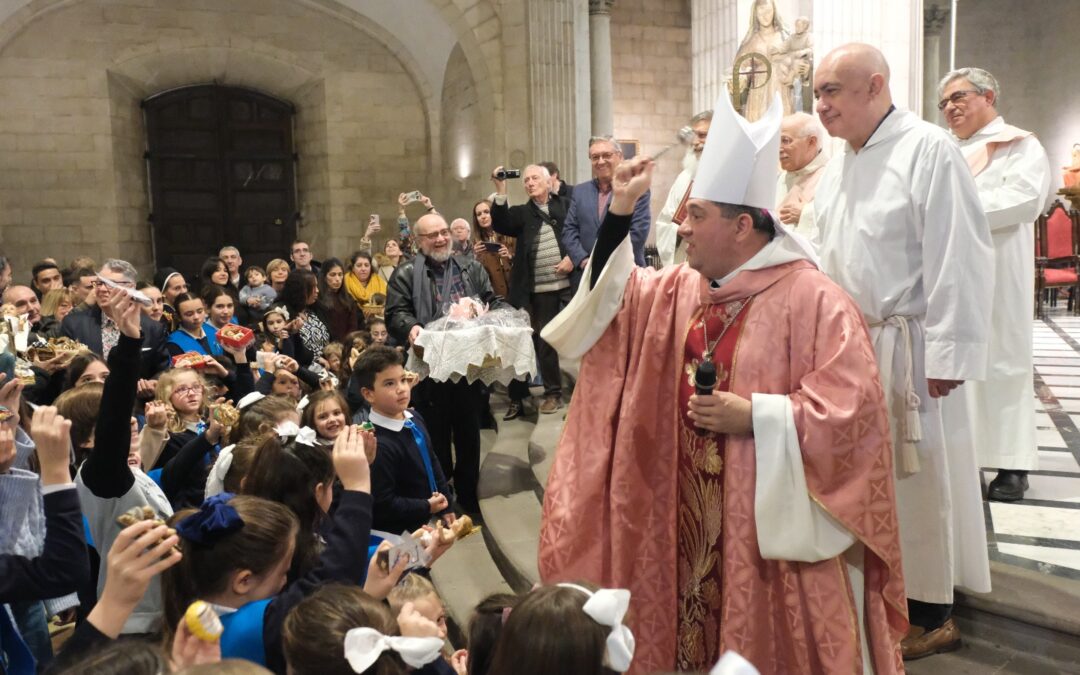 LLEIDA. El obispo Daniel preside una multitudinaria bendición de los ‘jesusets’ en la Catedral
