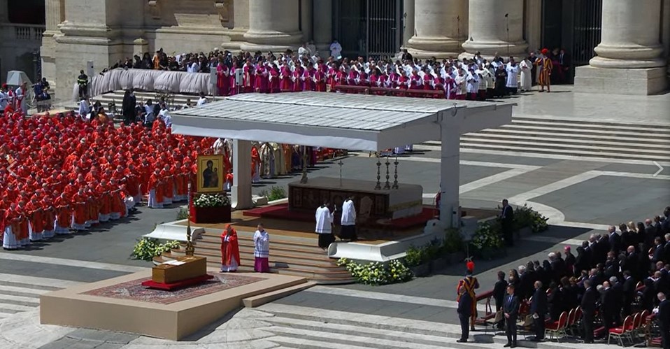 Centenars de milers de persones assisteixen al funeral del papa Francesc